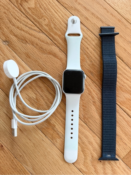 Apple Other - Apple Watch SE (1st Gen) 40mm GPS Silver Aluminum + Charger & Extra Band